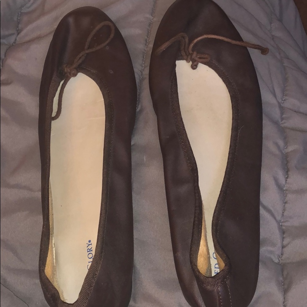 Brown flats with string (bow)